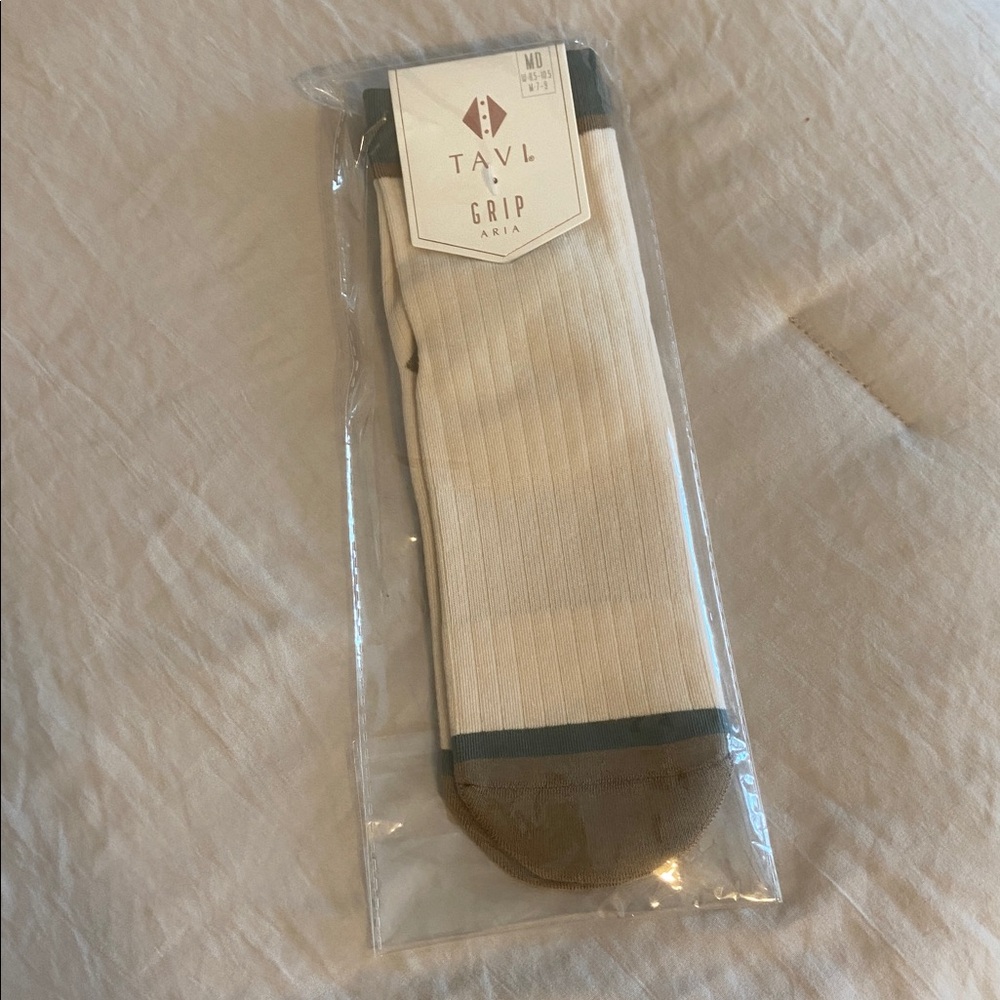 Tavi Aria Grip Socks in Evergreen - Medium